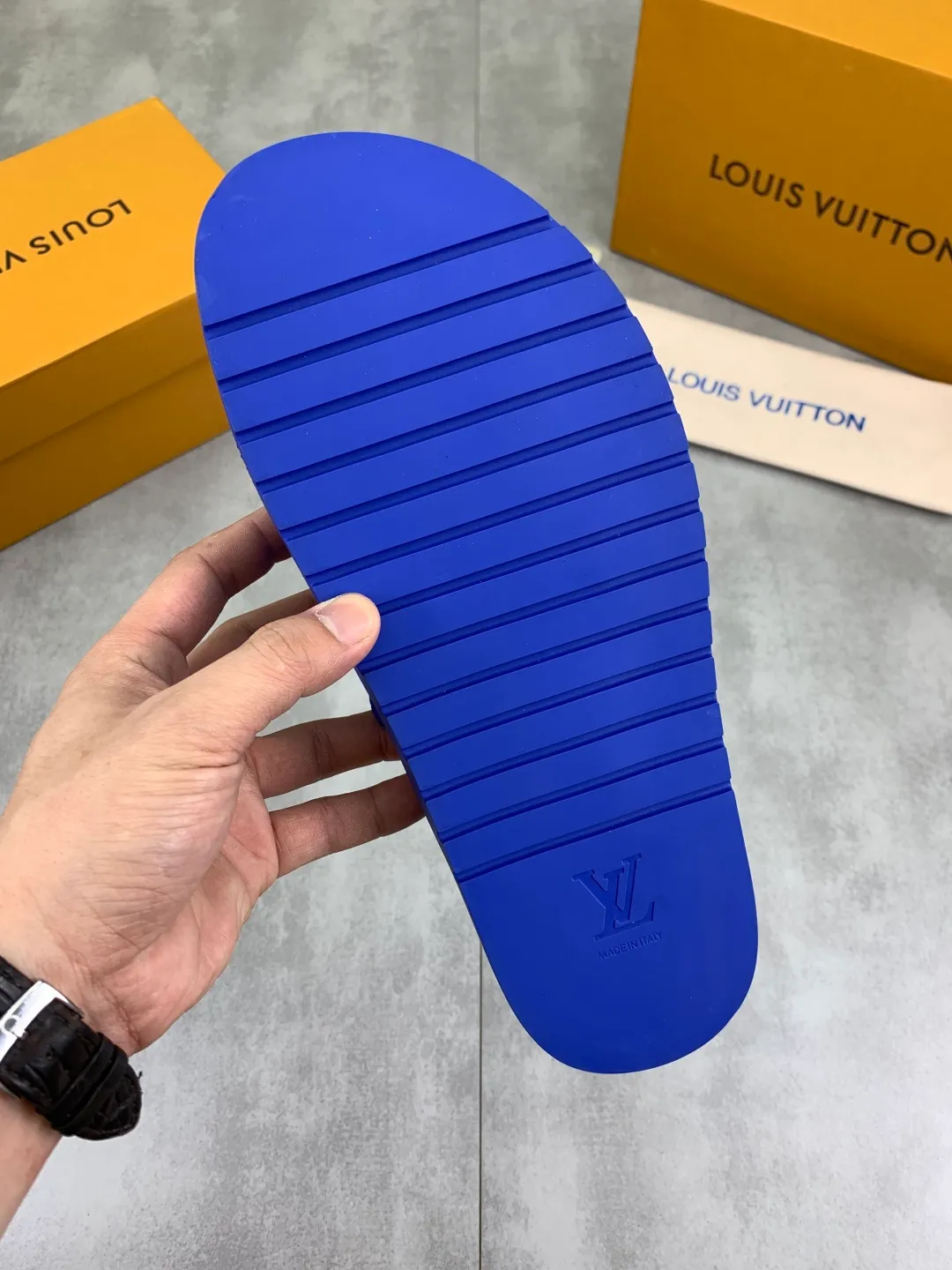 Men's shoes 💰P320 💰[New style]🆘 Original quality [LOUIS VUITTON] The popular Louis Vuitton LV men's slippers on the official website are on sale simultaneously! Original fabric imported from Italy, original factory special supply, code number: 38-44 (45 customized), many colors available